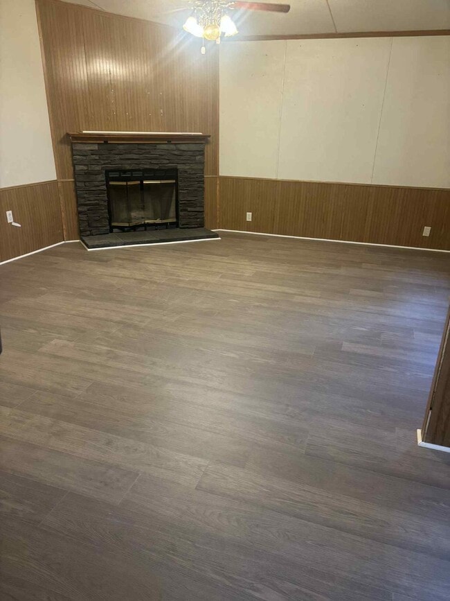 Building Photo - 1020 Little Perry Rd