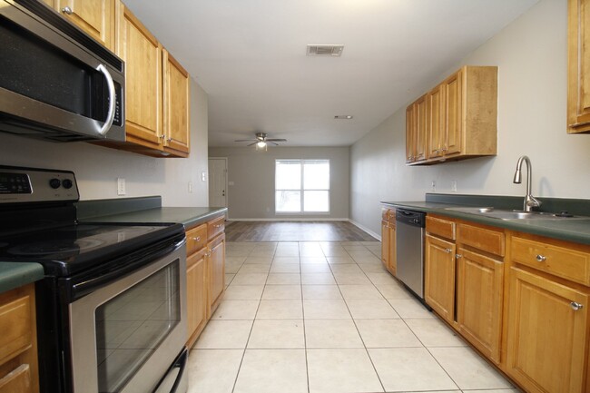 Building Photo - Modern Gulf Breeze Duplex: 3 Bed, 2 Bath, ...