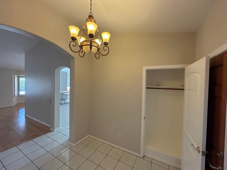 Building Photo - 7709 W Wahalla Ln