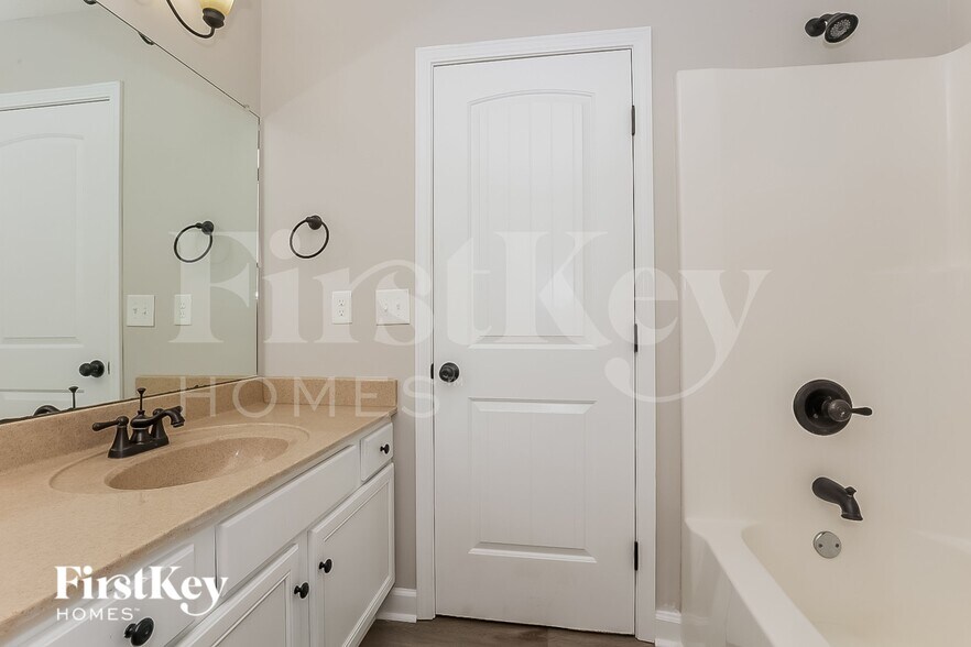 Building Photo - 3800 N Jot Dr