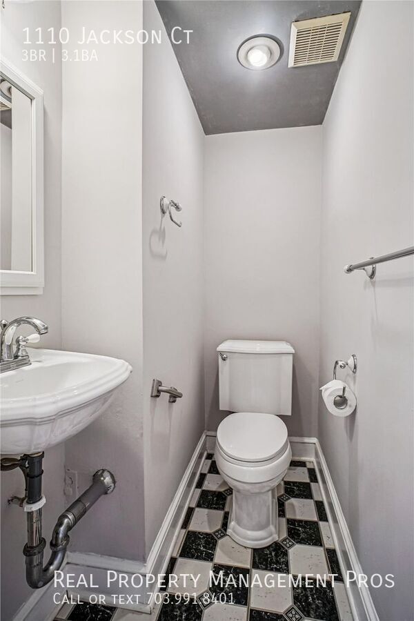 Building Photo - 1110 Jackson Ct