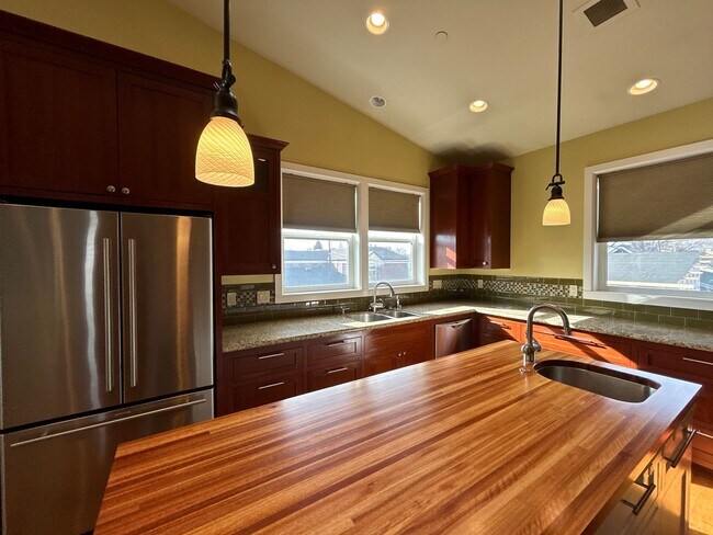 Building Photo - 2 Bedroom / 1.5 Bath Executive Apartment i...