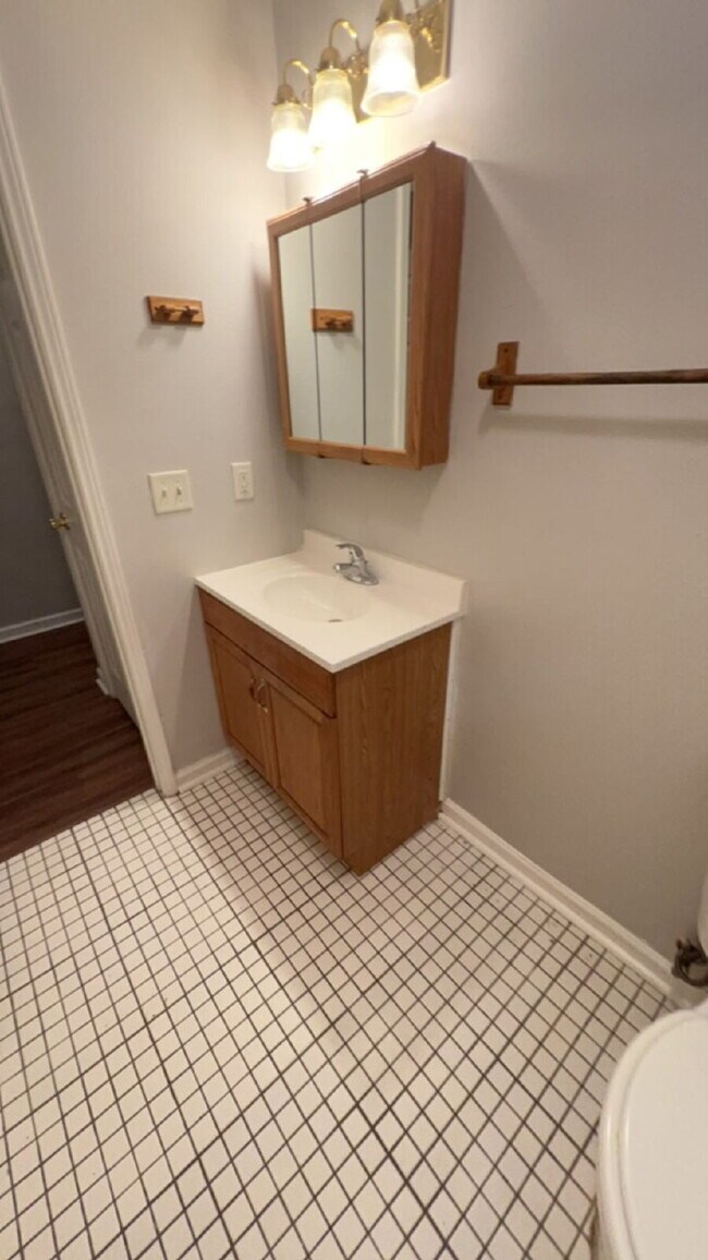 Building Photo - Spacious 3 Bedroom 2 Bath!