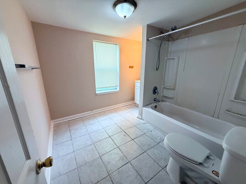 Full Bathroom - Second Floor - 3621 Wallace St
