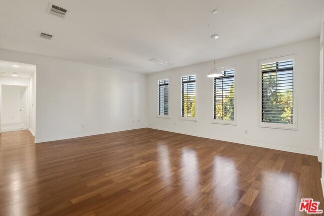 Building Photo - 5625 Crescent Park E