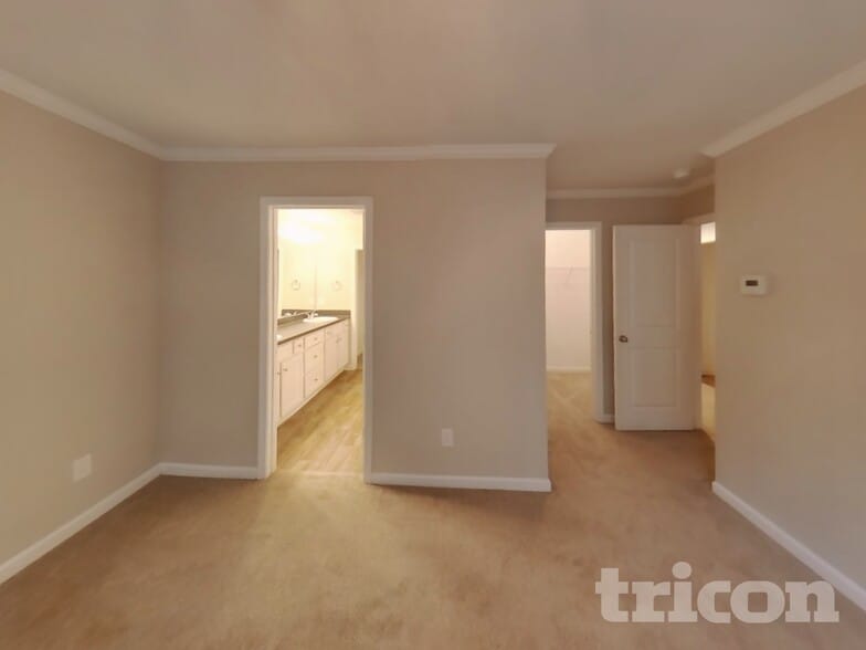 Building Photo - 2300 Shady Dr