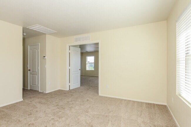 Building Photo - 1360 E Clifton Ave