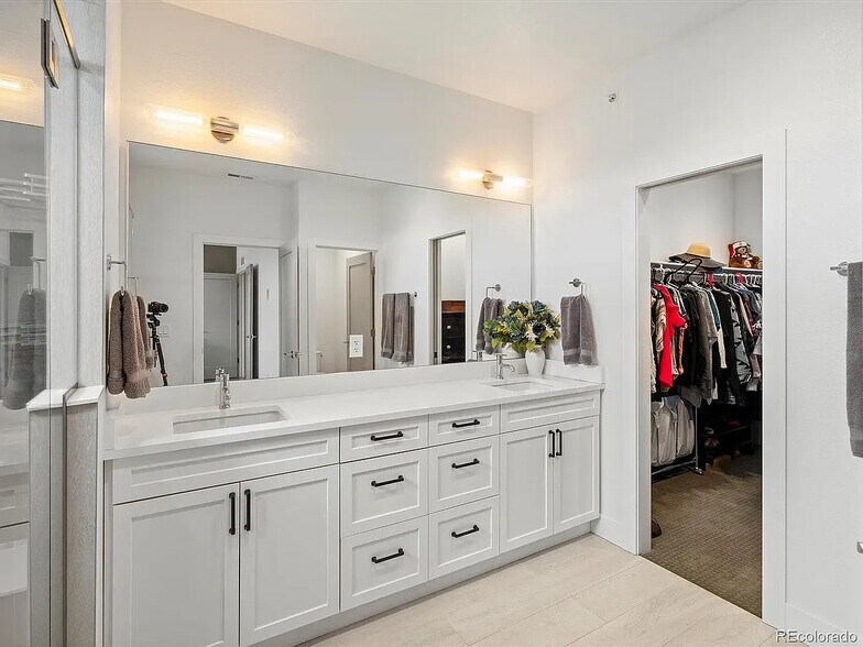 Building Photo - 5469 S Curtice St