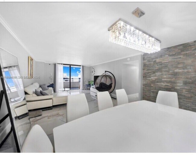 Building Photo - 2500 Parkview Dr