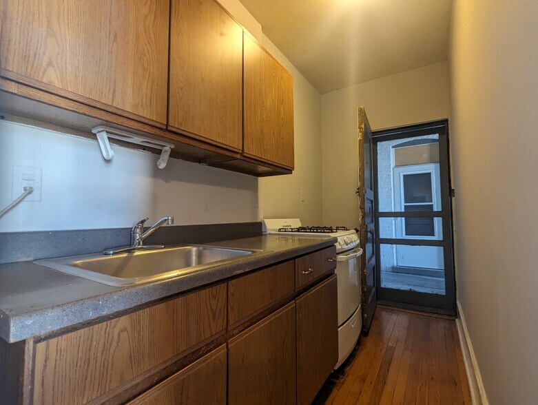 Building Photo - 947 W Cornelia Ave