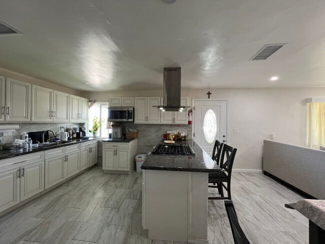 Building Photo - Beautiful 3 Bedroom 1 Bathroom House with Fenced and Landscaped Yard with All Utilities Included