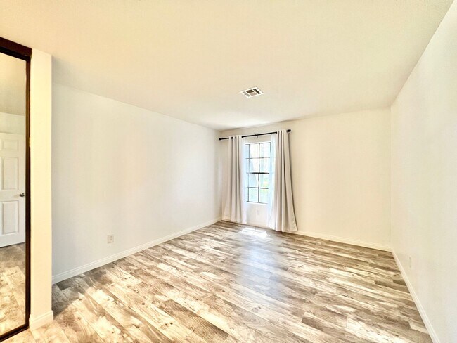 Building Photo - Stunning 2 bed/2 bath condo in the desirab...