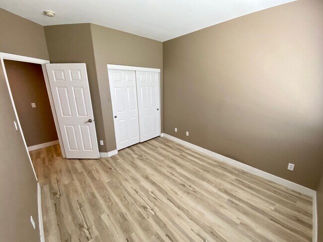 Building Photo - 4 bedroom close to freeway, parks and shopping