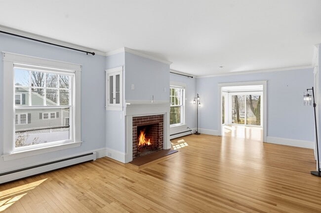 Building Photo - 198 Linden St