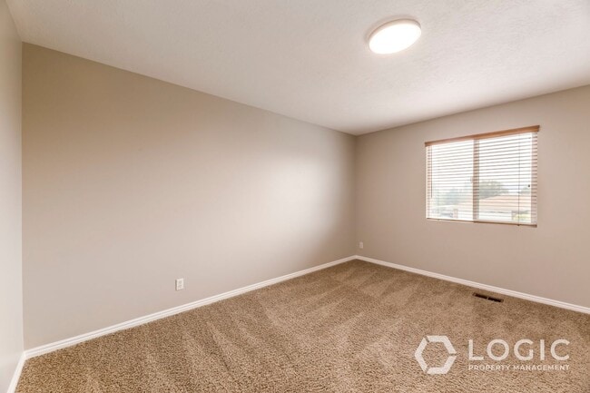 Building Photo - Gorgeous Home in Sandy!