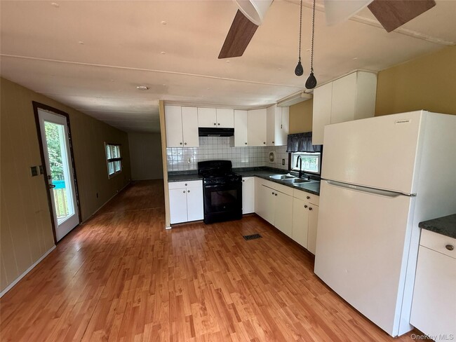Building Photo - 20 Tanglewood Park Dr