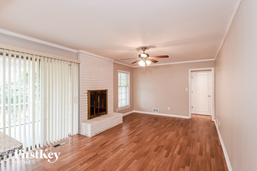 Building Photo - 1917 Annette Ln SW