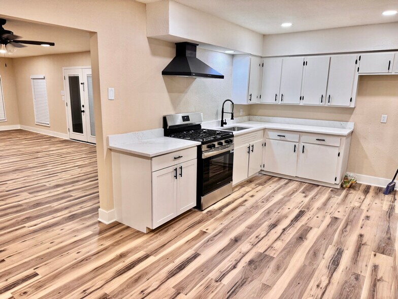 Building Photo - 11012 Sunny Dr