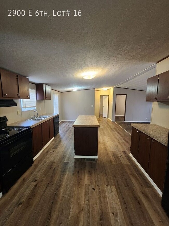 Building Photo - 2900 E 6th Ave