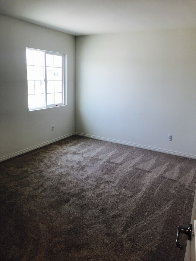 Building Photo - Upgraded Brand new 5 bed home in RiverBend community with spectacular view, Eastvale schools