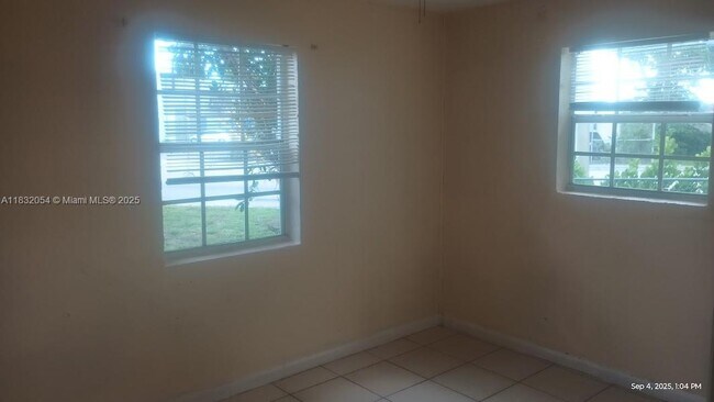 Building Photo - 2300 NW 15th Ct