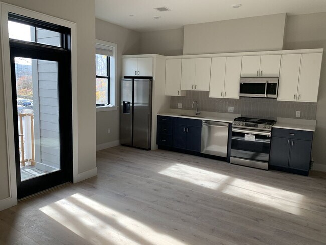 Building Photo - Renovated 3 bed and 2 bath with in unit la...