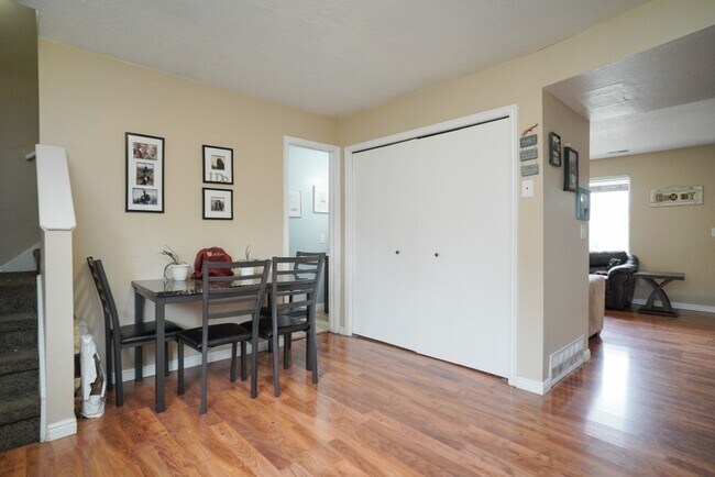 Building Photo - 672 E 950 S