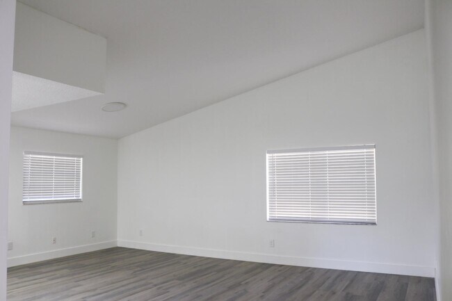 Building Photo - 2958 Bermuda Ave S