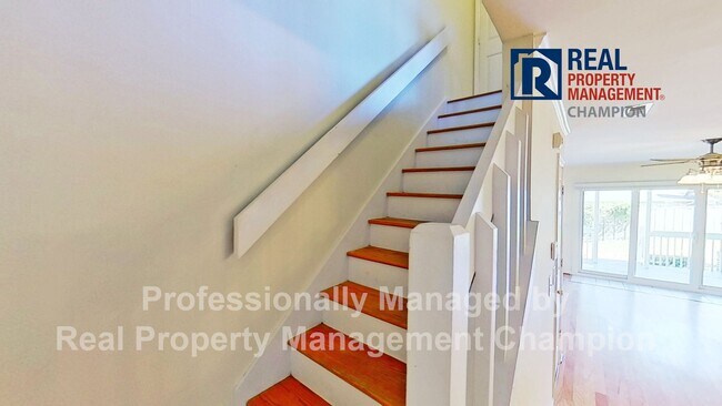 Building Photo - Spacious End Unit Townhome with Private De...