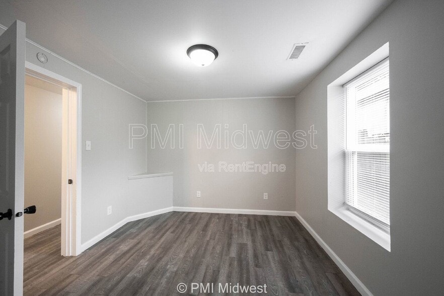 Building Photo - 955 N Traub Ave