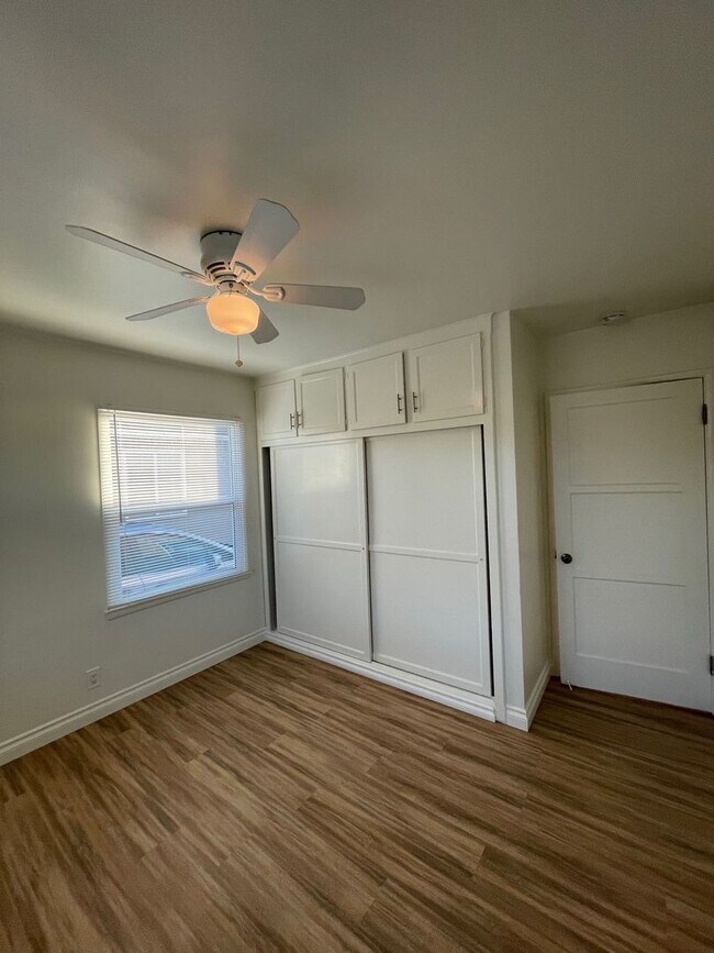 Building Photo - Long Beach 3 Bedroom 1.5 Bath House - 2 Ca...