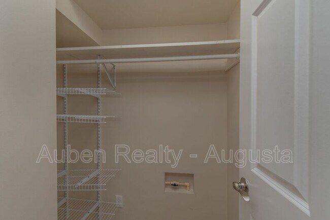 Building Photo - 913 Walker St