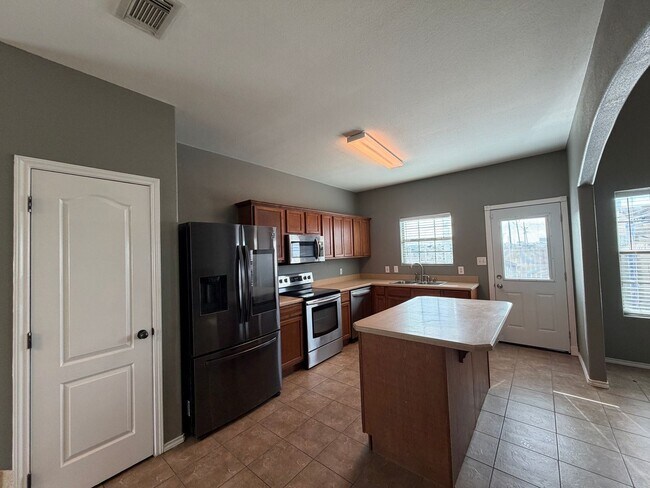 Building Photo - TWO STORY 5 BEDROOM 3 BATH HOUSE WITH SPA
