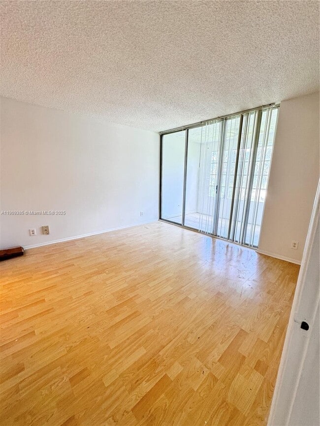 Building Photo - 9441 Evergreen Pl