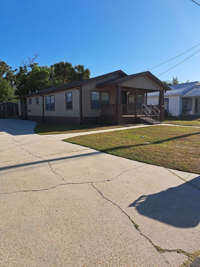 Building Photo - 523 E 8th St