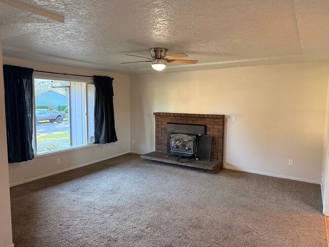 Building Photo - Super Cute Ranch Style 3 Bedroom 2 Bathroom Home!! Bright Kitchen! Fenced Backyard! Garage!