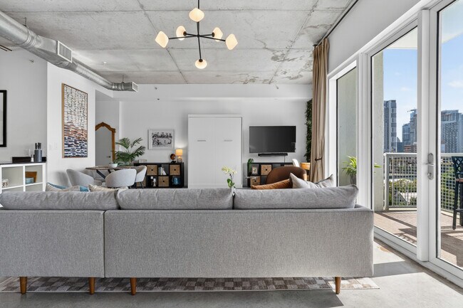 Building Photo - 10 SW South River Dr