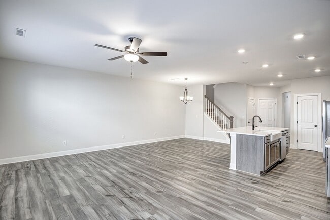 Building Photo - Updated Townhome with 1 Car Garage - close to Southpoint!