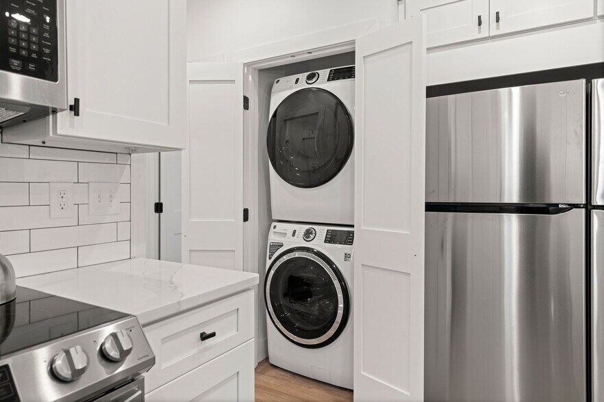 Building Photo - 621 E 8th St