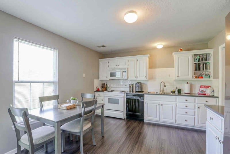 Building Photo - 232 SW Chartwell Cir