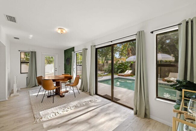 Building Photo - 1518 Wexford Dr E