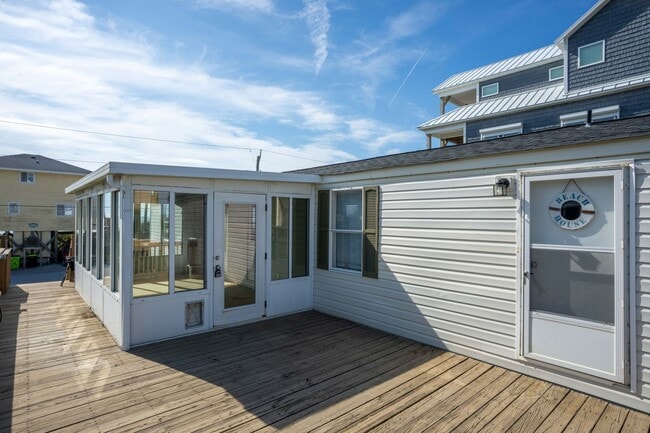 Building Photo - Ocean View 2BR/2BA Home – Updated Bath, St...