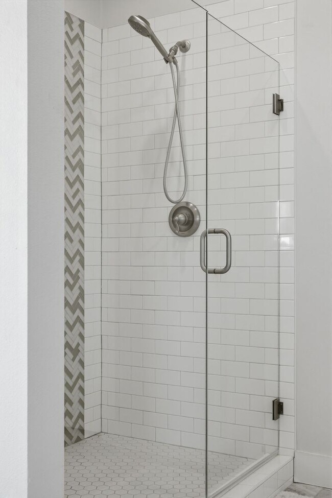 Building Photo - Stunner! This beautiful home features a spacious open floor plan with primary suite and private o...