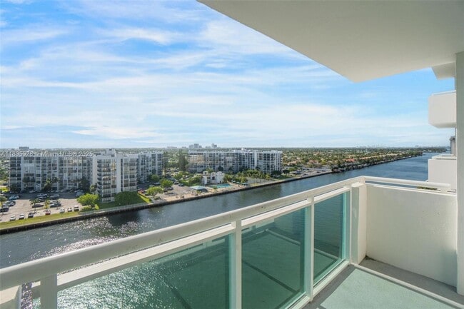 Primary Photo - 3000 S Ocean Dr