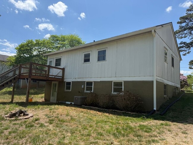 Building Photo - Cute 3 Bedroom, 2 Bath Home Near Asheville Mall