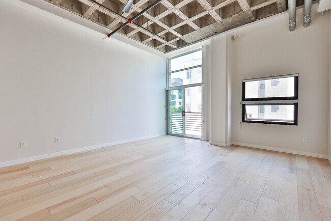 Building Photo - 3211 Fifth Ave