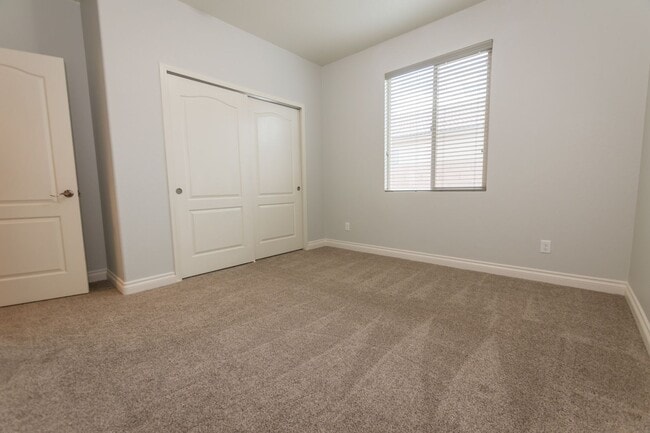 Building Photo - Gorgeous 4 Bedroom 2 Bathroom Home! Centra...