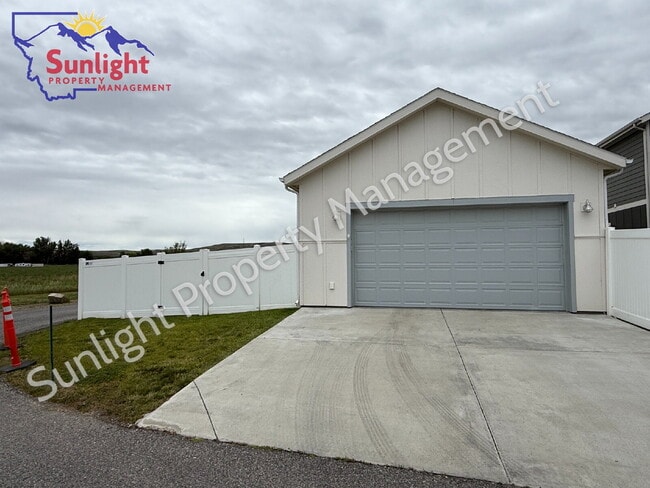 Building Photo - Modern 2 Bed 2 Bath Single Family Home that allows small pets!