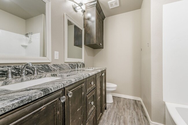 Building Photo - 4 BEDROOM!!! Located in River Road