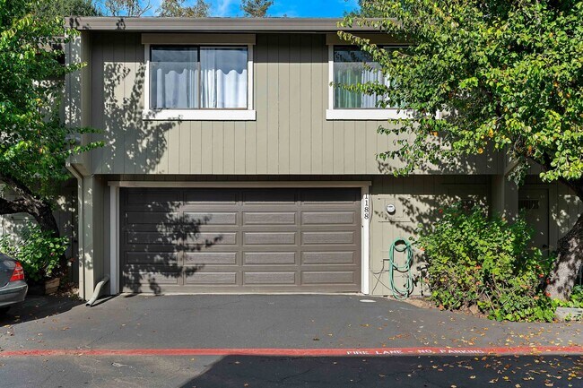 Building Photo - Spacious 2 Bed, 2 Bath Condo Near Downtown...